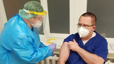 Первым 10-ти медикам Висагинской больницы сделаны прививки от COVID-19