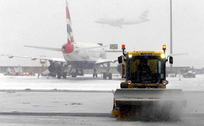 Снегопады нарушили воздушное сообщение в Европе