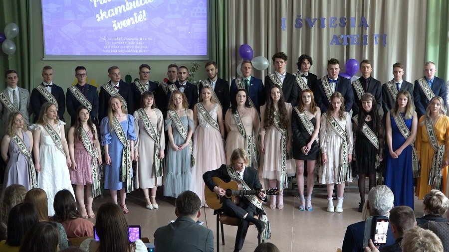 Последний звонок прозвенел для выпускников гимназии "VERDENĖS" (видео) - В Висагинасе