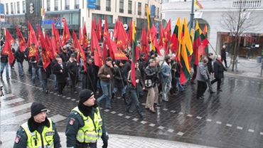 Митинг в честь независимости Литвы начался с выкриков «Хороша Литва без русских» и драки с антифашистами
         