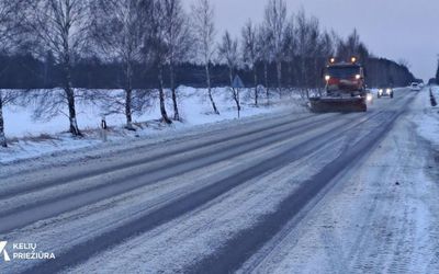 Дорожники предупреждают водителей: на дорогах возможен гололёд - Литва и страны Балтии