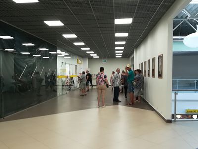 Сотни висагинцев уже с утра выстроились в очередь у дверей «Литовской почты» - В Висагинасе