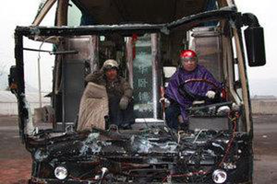 В Китае полиция остановила на дороге практически разрушенный в аварии автобус - Хобби, отдых и развлечения