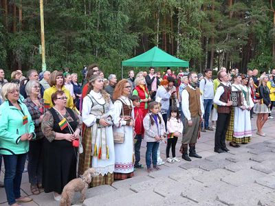В День государства сотни висагинцев присоединились к акции по совместному исполнению гимна (видео) - В Висагинасе