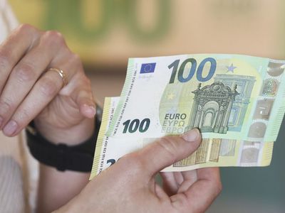 У кого и на сколько увеличатся зарплаты в Литве с 2023 года - Литва и страны Балтии