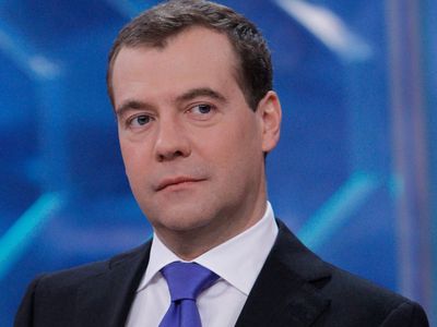 Медведев пообещал повысить трудовые пенсии - В Мире