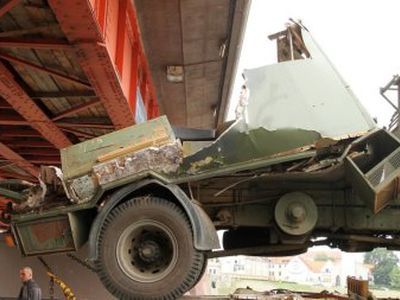 Kariškių sunkvežimis netilpo po tiltu, krovinys virto ant pravažiuojančio „Peugeot“ - Įvykiai ir kriminalas