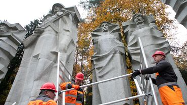 На Антакальнисском кладбище начинаются подготовительные работы по переносу советских памятников