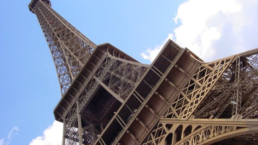 С Эйфелевой башни попытался броситься психически неуравновешенный поляк - В Мире