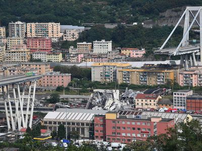 Пара с Украины выжила после падения с высоты 80 м при обрушении моста в Генуе - В Мире