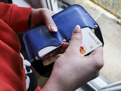 С Нового года зарплаты в Литве наличными выплачивать не будут - Литва и страны Балтии