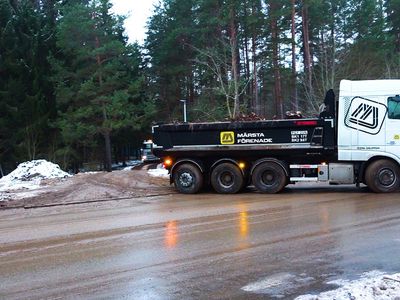 Кто отвечает за уборку грязи на дороге по ул. Яунистес после проезда грузовиков? - В Висагинасе