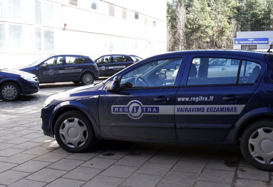 Экзамены по вождению будут снимать на видео - Литва и страны Балтии
