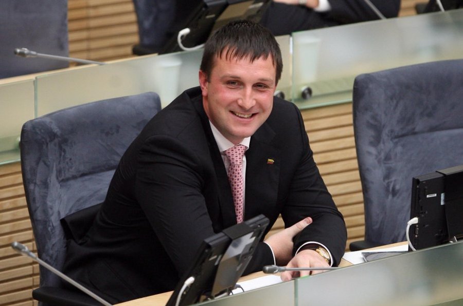 Помощникам парламентариев, которые не уходят в отпуск, придется выплатить компенсации - Литва и страны Балтии