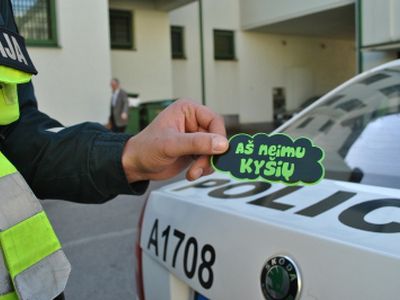 Pareigūnų nesugundė jiems pasiūlytas 12 000 eurų kyšis - Įvykiai ir kriminalas