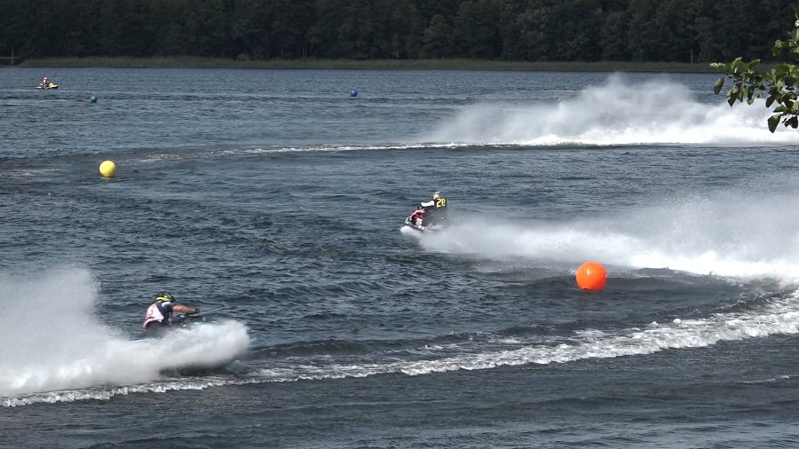 Новое зрелище – новые эмоции! Гонки на водных мотоциклах на оз. Друкшяй (видео) - В Висагинасе