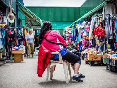 Более 650 тыс. евро пособий распределено между рыночными торговцами - Литва и страны Балтии