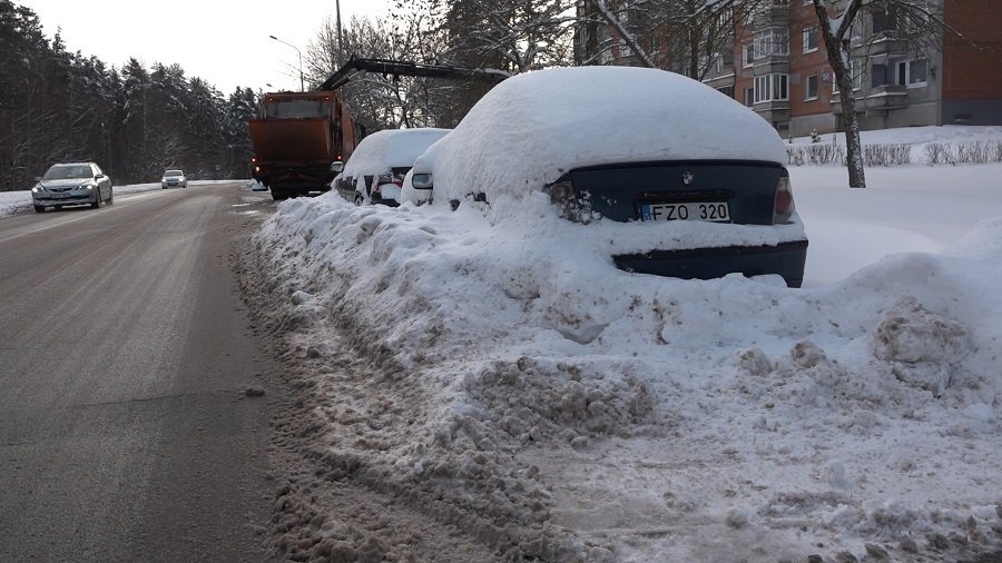 «А снег идет…». Какова ситуация с уборкой улиц и дворов? (видео) - В Висагинасе