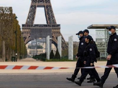 В крупных городах Франции начал действовать комендантский час - В Мире