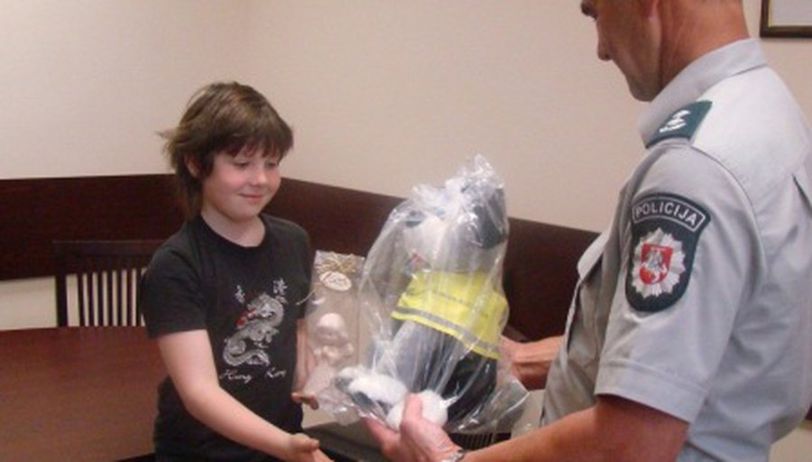 Šiaulių apskrities policija apdovanojo devynmetį drąsuolį - Įvykiai ir kriminalas