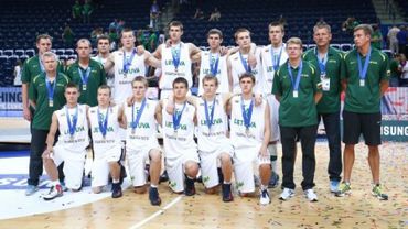 Литовские 18-летние баскетболисты завоевали серебряную медаль ЧЕ