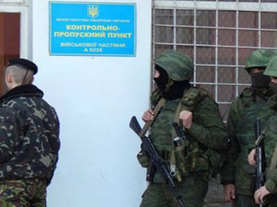 Жители Севастополя взяли штурмом штаб ВМС Украины - В Мире