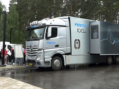 Висагинас посетила полноценная образовательная платформа на колесах - инфобус FESTO (видео) - В Висагинасе