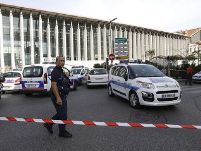 Две женщины погибли от рук преступника на вокзале в Марселе - Происшествия и криминал