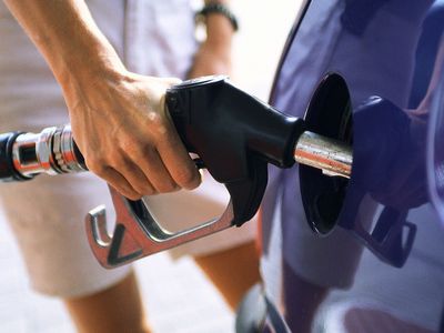 После вмешательства правительства в Литве ожидают падения цен на топливо - Литва и страны Балтии