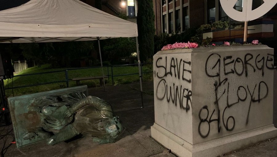 Протестующие снесли  памятник третьему президенту США - В Мире