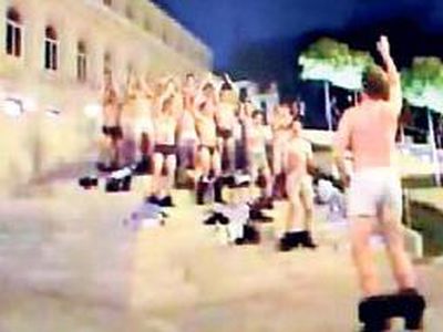 Стриптиз регбистов в центре Вильнюса - Литва и страны Балтии