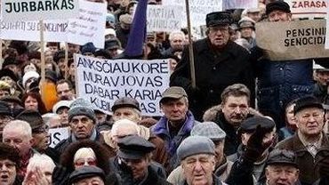 Литовские пенсионеры решили защищать свои права в судах