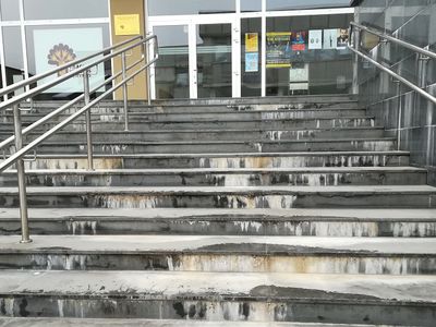 Очистка ступенек от извести поручена ВКЦ. Займется организацией работ Л. Сверчкова - В Висагинасе