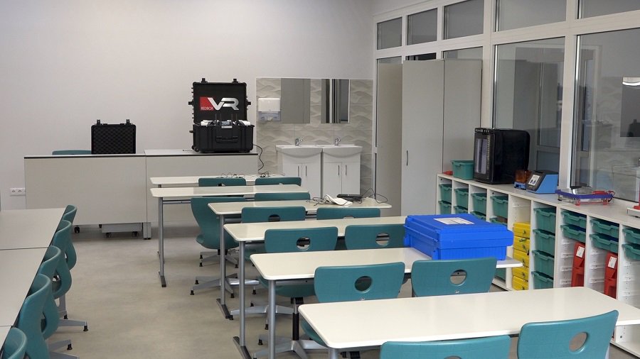 В гимназии Атгимимо открывается новая лаборатория по естественным наукам (видео) - В Висагинасе