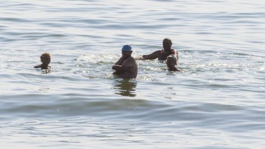 Kol didmiesčius alina karščiai, pajūris poilsiautojus pasitinka lediniu - Lietuva ir Baltijos šalys