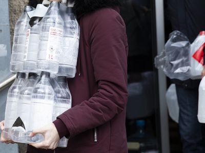 Рекомендуется ограничить количество проданных дезинфицирующих и защитных средств - Литва и страны Балтии