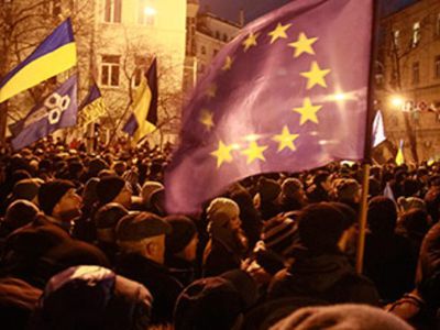 Демонстранты перекрыли вход в кабмин Украины - В Мире