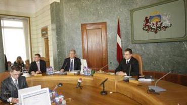 МВФ советует Латвии резать не зарплаты, а штат госуправления
