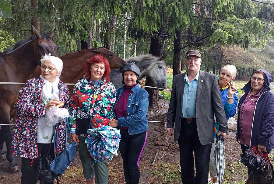 Сеньоры «обняли» свой город (фотогалерея) - В Висагинасе