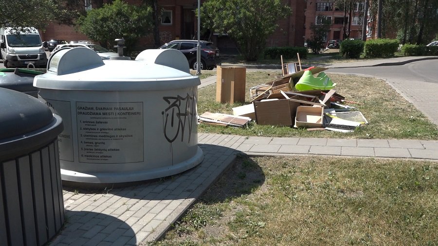 Как решается проблема вывоза крупногабаритного мусора? (видео) - В Висагинасе