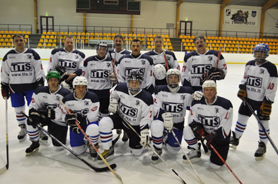 Наши хоккеисты поздравили себя с праздником мужчин! - В Висагинасе