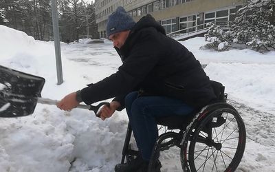 Людям на колясках пришлось самим расчищать парковку возле самоуправления (видео) - В Висагинасе