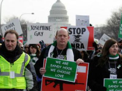 Тысячи американцев вышли на марш против оружия - В Мире