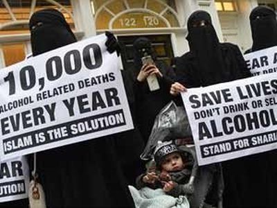 В Лондоне разогнали исламистов, призывавших силой насаждать законы шариата в Великобритании. Мусульмане грозили избить плетьми торговцев алкоголем

 - В Мире