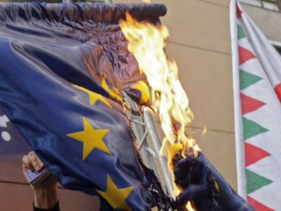 Венгерские ультраправые сожгли флаг Евросоюза                                                                                                 - В Мире