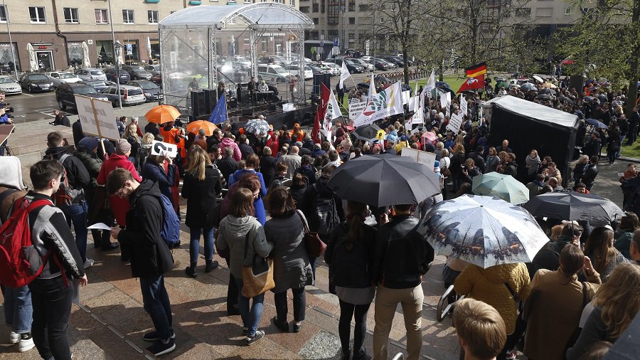 Receptas emigracijai stabdyti: gydytojo alga - 2600, slaugytojo - 1300 eurų - Lietuva ir Baltijos šalys