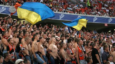 Неизвестные с криками "Валите в свою Голландию" разгромили накануне матча паб в Харькове