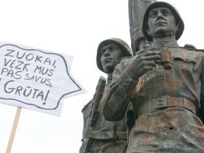 Ссыльные и политзаключенные призывают убрать памятники Нерис, Цвирке и скульптуры с Зеленого моста - Литва и страны Балтии