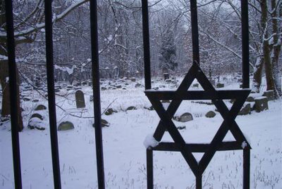 Rygoje išniekintos žydų kapines - Pasaulyje