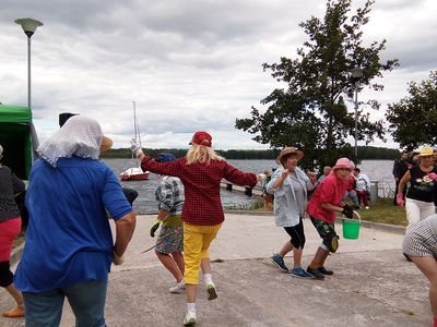 А это «Вишня» пела и плясала. Садоводы отметили праздник лета - В Висагинасе